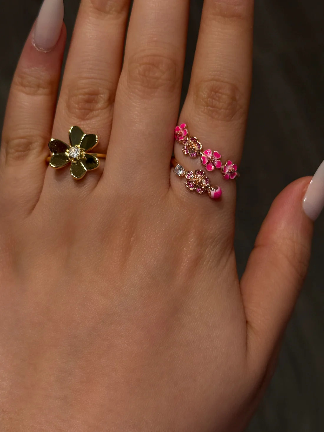 Delicato anello floreale con zirconi rosa e bianchi